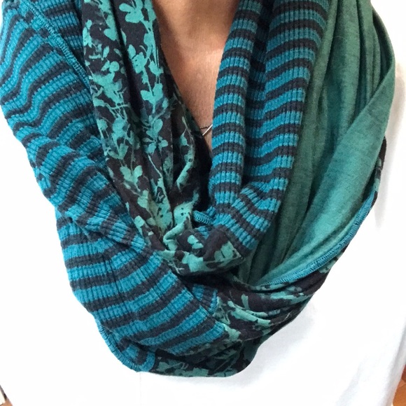 Four scarves for one money. - Picture 4 of 5